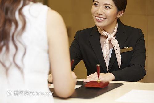 商务招待与酒店接待处女性会展服务人员的专业角色