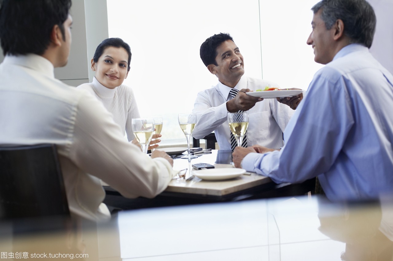 商务会议中的餐饮服务 礼仪与效率的双重考量
